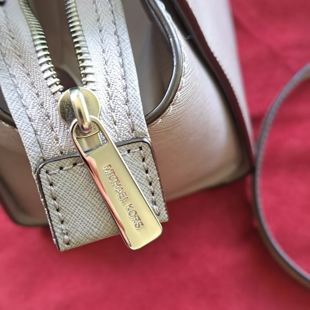 Michael Kors Medium Size Light Gray Bag/ Crossbody ❤️ EC - Picture 9 of 13